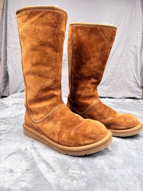 UGG Leather Boots With Genuine Sheepskin Interior.